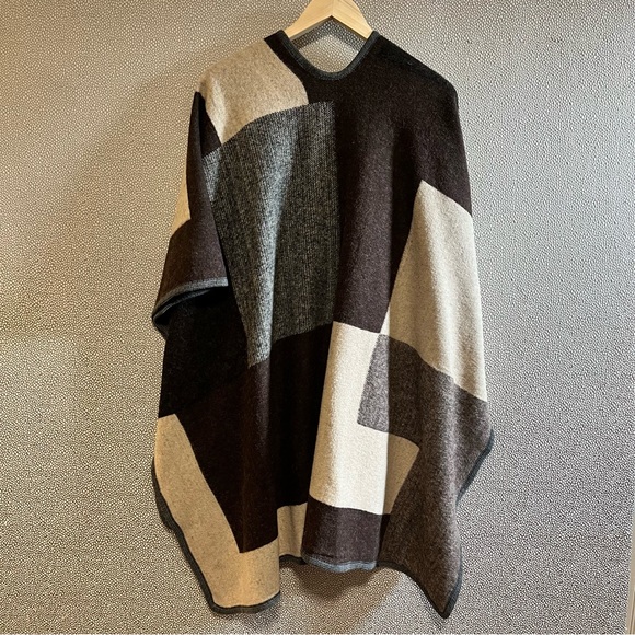 OS Do Everything In Love Blanket Poncho - Picture 4 of 7